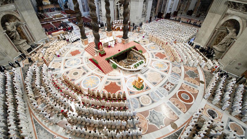 Fotografija: Na veliki četrtek je papež s krizmeno mašo v baziliki svetega Petra in obrednim umivanjem nog začel velikonočne slovesnosti. FOTO: AFP
