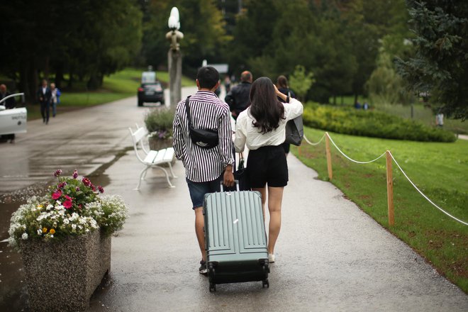 Na Bledu so se ukrepov zero waste lotili tudi zaradi naraščajočega števila turistov, s katerimi se povečuje količina odpadkov in drugih vplivov na okolje. FOTO: Jure Eržen/Delo
