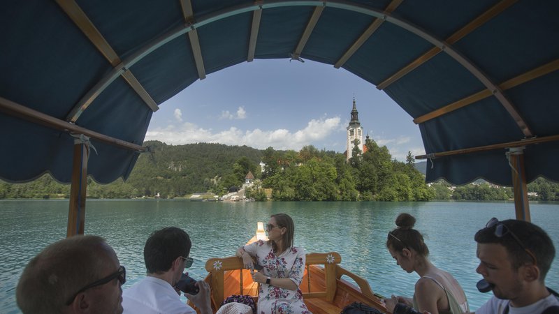 Fotografija: Turizem predstavlja kar 40 odstotkov dejavnosti na Bledu in je povzročitelj od 20 do 25 odstotkov vseh odpadkov. FOTO: Jure Eržen/Delo
