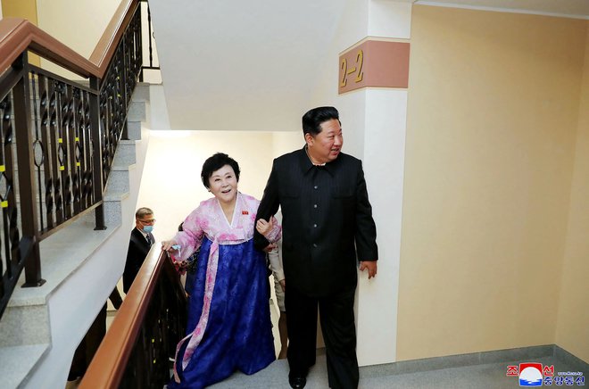Kim Džong Un z »narodovim zakladom« pod roko v novi zgradbi. FOTO: AFP/KCNA
