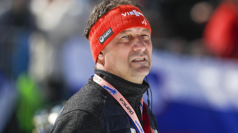 Fotografija: Sandro Pertile, direktor skakalnih tekmovanj pri FIS, pogleduje v prihodnost. FOTO: Matej Družnik/Delo
