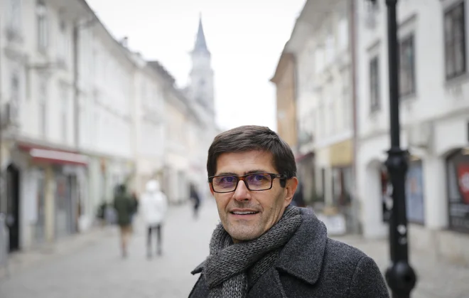 V kabinetu kranjskega župana Matjaža Rakovca so navedli, da so »snovalci volilnega gradiva sami oblikovali županovo izjavo, ne da bi pridobili soglasje o vsebini in za objavo«. FOTO: Jože SuhadolnikDelo
