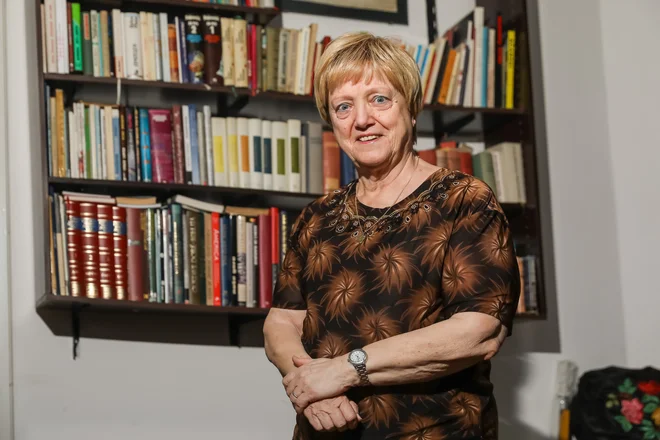Jana Hartman Krajnc obvlada računalnik, vendar so zanjo prave knjige samo tiste iz papirja. FOTO: Črt Piksi/Delo
