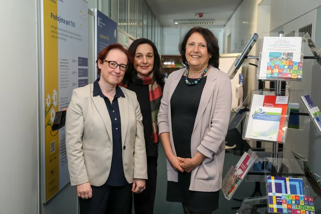 Tanja Možina, Jasmina Mirčeva in Zvonka Pangerc Pahernik (od leve proti desni) verjamejo, da je družba prihodnosti prožna, temelječa na znanju, modrosti, razumevanju in vzajemnem spoštovanju. FOTO: Črt Piksi
