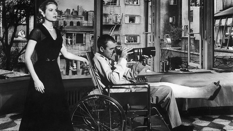 Fotografija: »Srečen sem, da sem strahopetec, ki ima nizek prag strahu, ker junak ne bi mogel posneti dobre grozljivke,« je nekoč izjavil mojster groze, režiser Alfred Hitchcock. Na fotografiji sta James Stewart in Grace Kelly v njegovem filmu Dvoriščno okno iz leta 1954. FOTO: Dokumentacija Dela