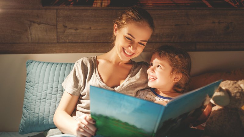 Fotografija: Prebiranje dobrih knjig oziroma doživeto pripovedovanje je nekaj najbolj dragocenega, kar lahko ponudimo svojemu podmladku. FOTO: Shutterstock
