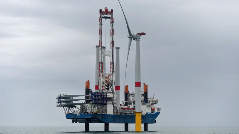 Gradnja polja vetrnih elektrarn pred francoskim mestom Saint-Nazaire v Biskajskem zalivu

FOTO: Sebastien Salom-gomis /AFP
