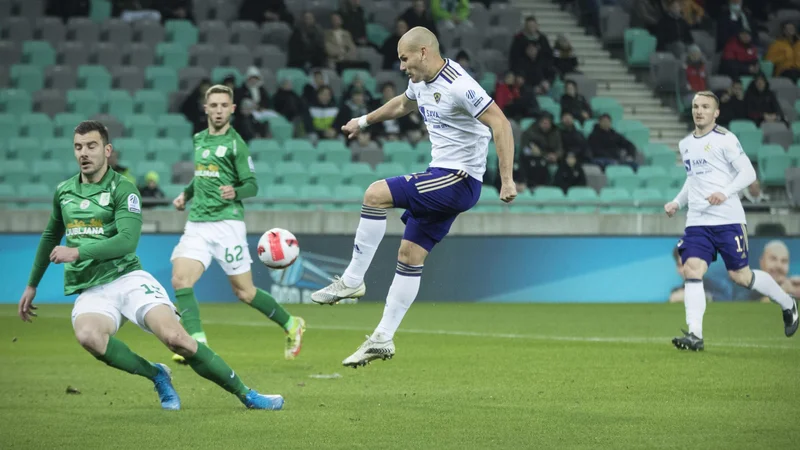 Fotografija: Ognjen Mudrinski (v sredini) je odločil veliki derbi in Maribor približal naslovu državnega prvaka, v zadnjih šestih prvenstvenih tekmah pa lahko ulovi dosežek Klitona Bozga. FOTO: Jure Eržen/Delo
