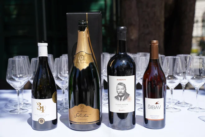 Zmagovalna vina letošnjega ocenjevanja, dve iz Podravja/Štajerske, po eno iz Brd in Istre. FOTO: Proevent
