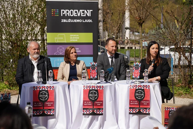 Predsednik programskega odbora festivala Rado Stojanovič, vodja strokovne komisije Tatjana Košmerl, direktor festivala Tihomir Kovačič in predstavnica podjetja Proevent Lara Petkovšek na torkovi predstavitvi. FOTO: Proevent
