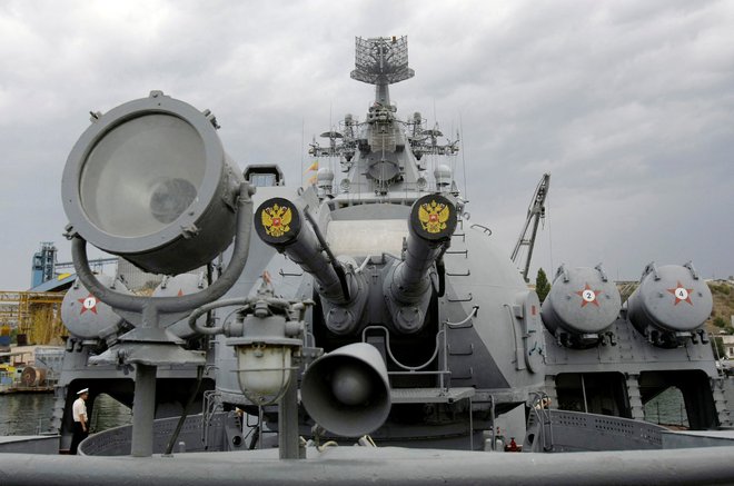 Moskva, vodilna ladja ruske flote v Črnem morju, je bila ključni del ruskih prizadevanj za mornariško prevlado v Črnem morju. FOTO: Denis Sinyakov/Reuters

