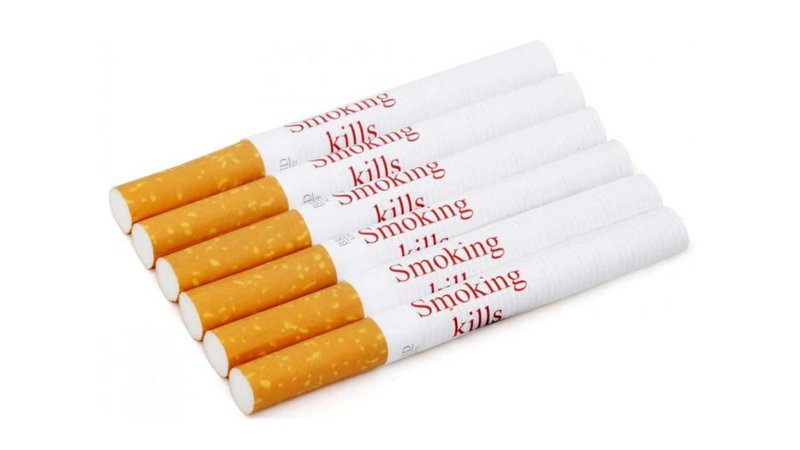 Fotografija: Ker je napis kajenje ubija viden, ko vzameš cigareto iz škatlice, ko jo držiš v ustih ali med prsti, se ljudje zavedajo njenih škodljivih učinkov. FOTO: stir.ac.uk/Facebook
