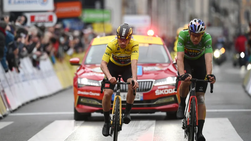 Fotografija: Oba zvezdnika Jumbo-Visme imata težave z zdravjem. Primož Roglič ima težave z mišico za kolenom, Wout van Aert pa s covidom. FOTO: Franck Fife/AFP