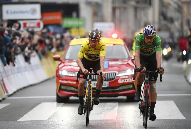 Oba zvezdnika Jumbo-Visme imata težave z zdravjem. Primož Roglič ima težave z mišico za kolenom, Wout van Aert pa s covidom. FOTO: Franck Fife/AFP