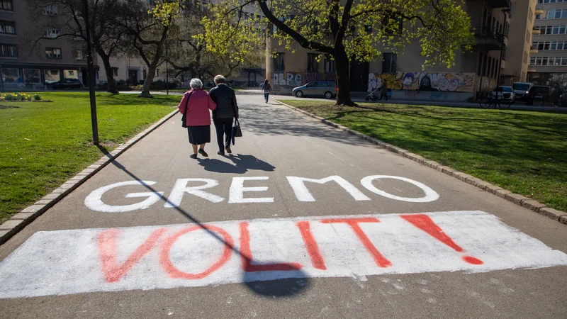 Fotografija: Strankarski veljaki trkajo na našo vest, naj izpolnimo državljansko dolžnost in spustimo tisti listek v skrinjico. A iluzij ni več. FOTO: Voranc Vogel