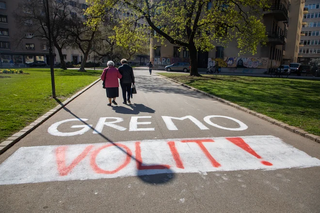 Strankarski veljaki trkajo na našo vest, naj izpolnimo državljansko dolžnost in spustimo tisti listek v skrinjico. A iluzij ni več. FOTO: Voranc Vogel
