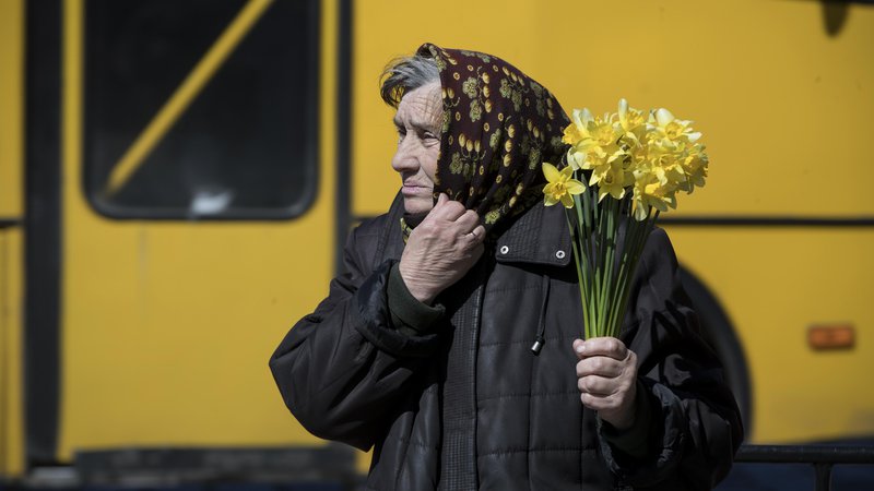 Fotografija: Prodaja rumenih rož na vogalu ulice. FOTO: Jure Eržen/Delo
