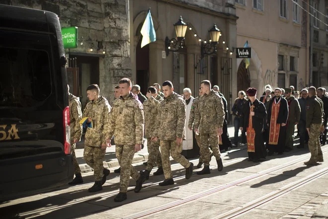 Pogreb padlega Tarasa Bobaniča, poveljnika milice Desni sektor. Ubit je bil v Izumu blizu Harkova. FOTO: Jure Eržen/Delo
