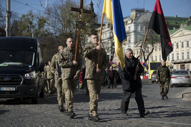 Pogreb padlega Tarasa Bobaniča, poveljnika milice Desni sektor. Ubit je bil v Izumu blizu Harkova. FOTO: Jure Eržen/Delo
