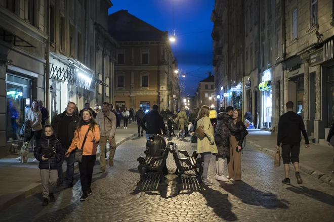 Živahni večerni utrip mesta na zahodu države. FOTO: Jure Eržen/Delo
