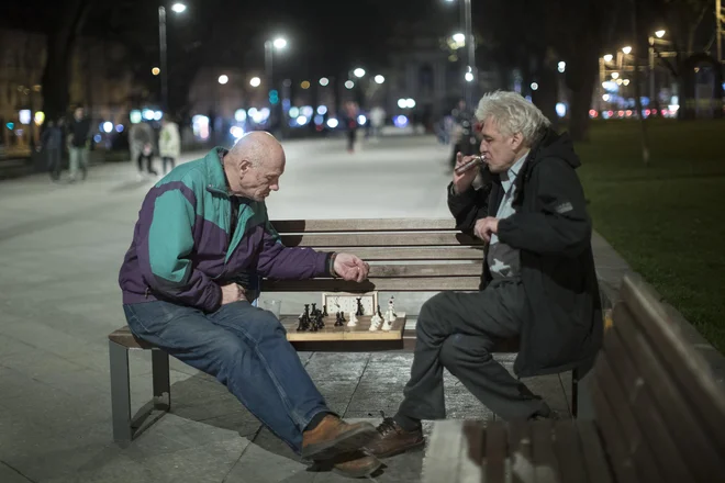 Šahiranje na trgu v središču mesta tik pred začetkom policijske ure. FOTO: Jure Eržen/Delo
