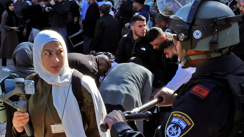Fotografija: Izraelske varnostne sile preprečujejo Palestincem, da bi vstopili v mošejo al Aksa in se udeležili petkove molitve. V spopadih med palestinskimi demonstranti in izraelsko policijo je bilo danes ranjenih več kot 100 ljudi. Izraelske sile so na okupiranem Zahodnem bregu v zadnjih dveh dneh ubile šest Palestincev, med njimi tudi 14-letnega fanta. Novo nasilje na zasedenih ozemljih je izbruhnilo po tem, ko je bilo v napadih v dveh tednih ubitih 14 Izraelcev. Foto: Hazem Bader/Afp