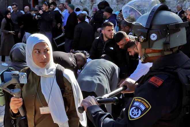 Izraelske varnostne sile preprečujejo Palestincem, da bi vstopili v mošejo al Aksa in se udeležili petkove molitve. V spopadih med palestinskimi demonstranti in izraelsko policijo je bilo danes ranjenih več kot 100 ljudi. Izraelske sile so na okupiranem Zahodnem bregu v zadnjih dveh dneh ubile šest Palestincev, med njimi tudi 14-letnega fanta. Novo nasilje na zasedenih ozemljih je izbruhnilo po tem, ko je bilo v napadih v dveh tednih ubitih 14 Izraelcev. Foto: Hazem Bader/Afp