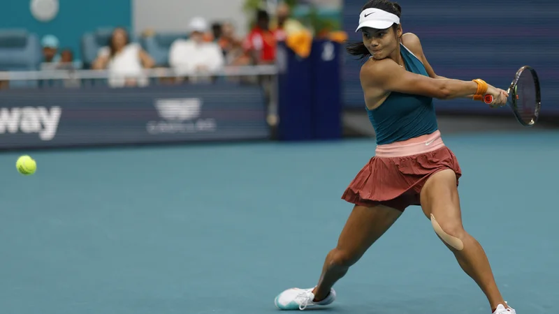 Fotografija: Emma Raducanu na nogah nimam nohtov, noga in čevlji so ji namreč drseli. FOTO: Geoff Burke/Usa Today Sports