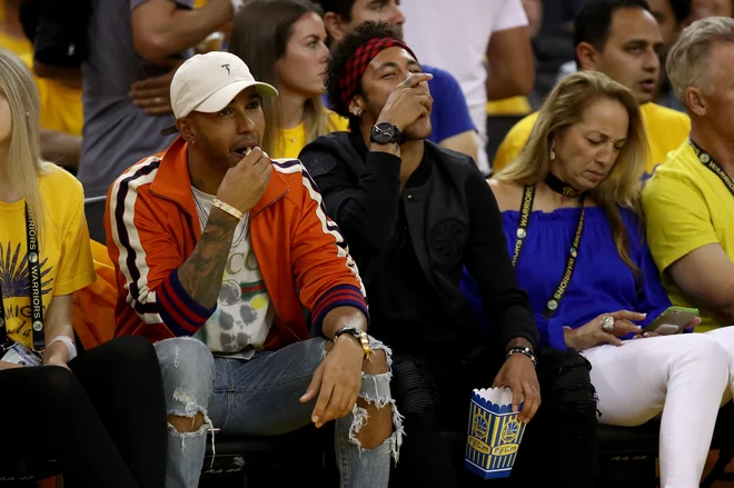 Lewis Hamilton in Neymar sta si leta 2017 skupaj ogledala finalno tekmo v ligi NBA. FOTO: Ezra Shaw/AFP
