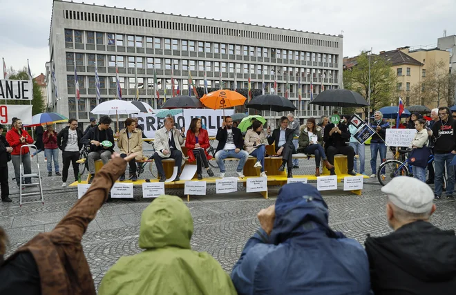 Soočenje strank na Trgu republike. FOTO: Jože Suhadolnik/Delo
