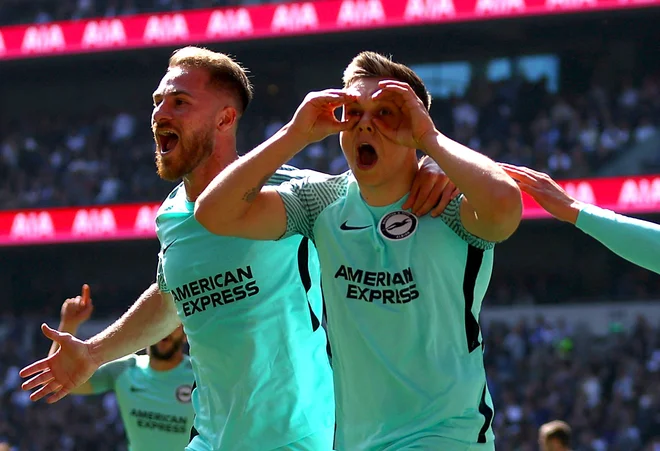 Ko so najmanj pričakovali, so navijači Tottenhama doživeli hladno prho. Leandro Trossard se je veselil svojega gola za zmago Brightona. FOTO: Hannah Mckay/Reuters
