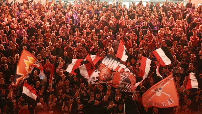 Podmežakla je bila rdeča, a so železarji v rdečem ognju pregoreli v želji po veliki zmagi. FOTO: Jože Suhadolnik
