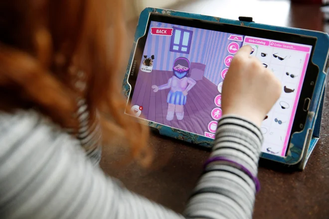 Roblox v prvi vrsti ni klasična igričarska izkušnja, kjer bi bil v ospredju igralni izziv, temveč gre predvsem za druženje. Zato so glavni uporabniki otroci in mladina. Foto Phil Noble/Reuters

