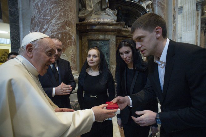 Papež Frančišek je sprejel ukrajinske predstavnike, z Ivanom Fedorovom na čelu. FOTO: AFP
