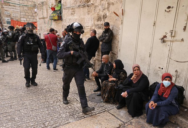 Palestinci morajo počakati na dovoljenje za vstop na območje mošeje Al Aksa. FOTO: Ahmad Gharabli/AFP
