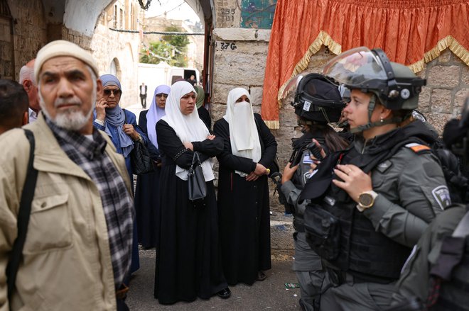 Palestinci pred izraelsko mejno policijo na vhodu v ožje jedro Jeruzalema. FOTO: Ahmad Gharabli/AFP
