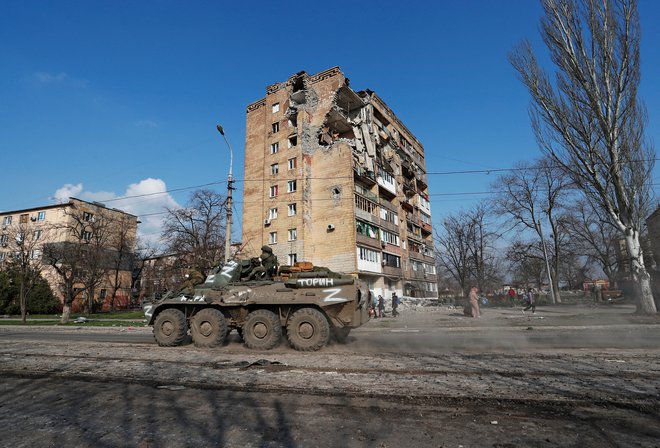 V ruskem obstreljevanju v mestu Harkov na vzhodu Ukrajine so bili ubiti najmanj trije civilisti, enaintrideset ljudi je bilo ranjenih. FOTO: Alexander Ermochenko/Reuters
