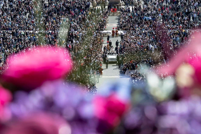 Papež je danes zjutraj daroval jutranjo vstajenjsko mašo. FOTO: Reuters
