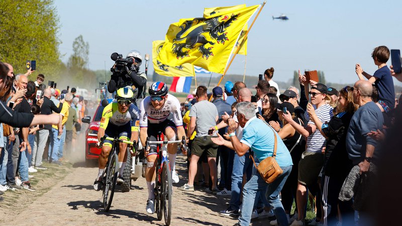Fotografija: Najtežjo enodnevno kolesarsko dirko Pariz–Roubaix je slovenski as Matej Mohorič odpeljal ppo svojih najboljših močeh in je šele v sprintu ostal brez uvrstitve na zmagovalni oder. FOTO: Thomas Samson/AFP

