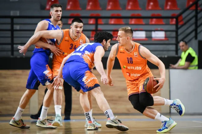 Urban Oman (desno), Bine Prepelić in drugi Domžalčani so na zaključnem turniju lige ABA 2 zastopali slovenske barve in v četrtfinalu tesno izgubili s poznejšimi šprvaki. FOTO: ABA
