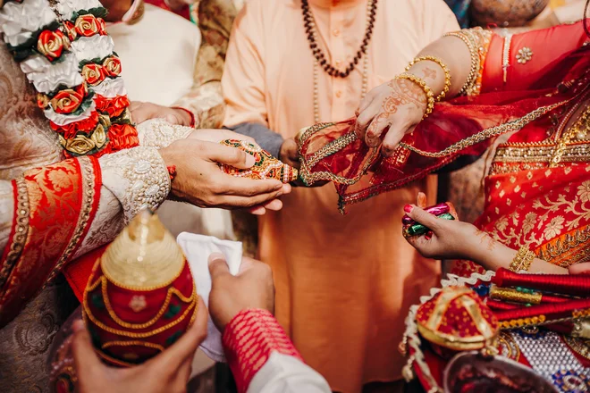 V romanu Delno ženska se reven kmečki par brez otrok pod vejami slezenovca spopada ne le s pritiski in pričakovanji družine, temveč z zapovedmi družbenih vrednot in kodov. FOTO: Shutterstock
