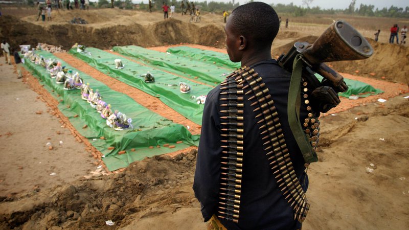 Fotografija: Množično grobišče več kot 160 Tutsijev v vasi Gatumba iz leta 2004. Odgovornost za pokol je tedaj prevzela hutujska paravojaška skupina Narodne osvobodilne sile (FNL). FOTO: Finbarr O'reilly/Reuters
