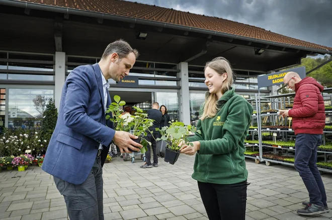 Ker jim je vlada prisluhnila med epidemijo in jim med prvimi dovolila obratovanje, je bilo pohvale slišati tudi v vrtnariji. FOTO: Jože Suhadolnik/Delo