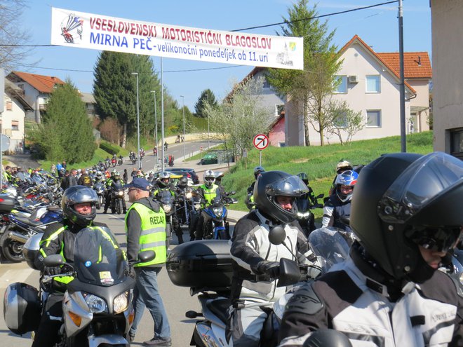 Prihod motoristov na velikonočni blagoslov v Mirno Peč. FOTO: Bojan Rajšek/Delo

