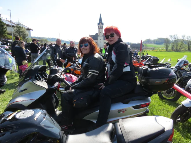Blagoslova v usnjenih jaknah so se udeležile tudi številne motoristke.&nbsp;FOTO:&nbsp;Bojan Rajšek/Delo
