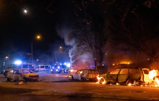 V distriktu Rosengard gorijo avtomobili. FOTO: Tt News Agency/Via Reuters
