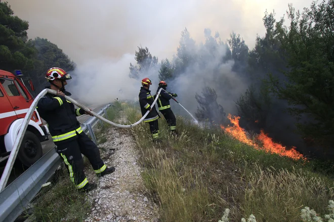 Borba z obsežnim požaromv Dalmaciji. Fotografija je simbolna. FOTO: Ivo Ravlic/CROPIX