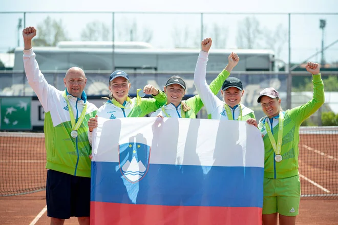 Zadovoljstvo ob končnem razpletu so razkrivali Andrej Kraševec, Živa Falkner, Kaja Juvan, Lara Smejkal in Pia Lovrič, naša vodilna igralka Tamara Zidanšek pa je bila pred zadnjim nastopom Slovenije že na poti k Stuttgartu, kjer bo igrala v tem tednu na turnirju WTA. FOTO:&nbsp;ITF
