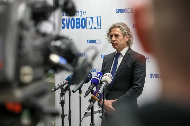 Golob bo do nadaljnega v samoizolaciji in bo obveznosti opravljal le na daljavo. FOTO: Črt Piksi
