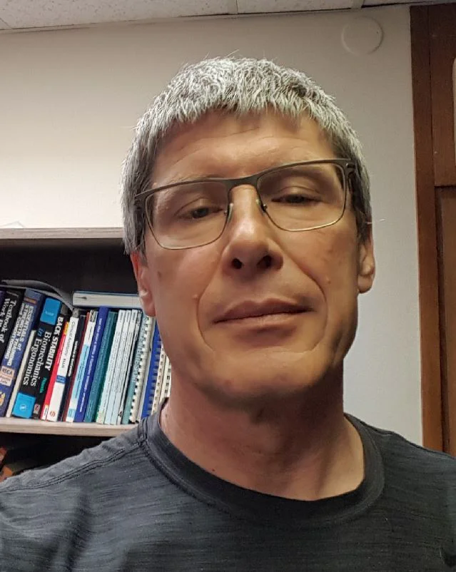 »Optimalno je, da v otroštvu, mladosti, mlajši odraslosti razvijamo naše zmogljivosti in naredimo zalogo. Tako prestavimo zmanjšanje naših zmogljivosti pod normalno raven funkcioniranja v pozno starost oziroma jih ohranjamo nad to ravnjo do konca življenja,« pravi prof. dr. Vojko Strojnik. FOTO: osebni arhiv
